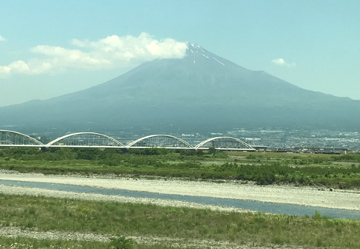 霞がかった富士山 5月22日11時13分　のぞみの車窓より